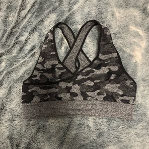 Amazon Brand MOYOOGA. Camo sports bra. Medium